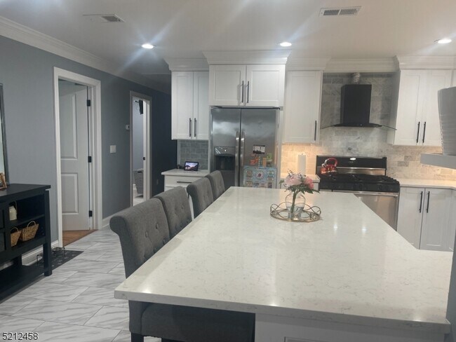 Building Photo - 611 Middlesex St