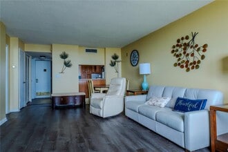 Building Photo - 2620 Cove Cay Dr