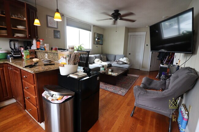 Foto del edificio - 270 E St. Unit 2