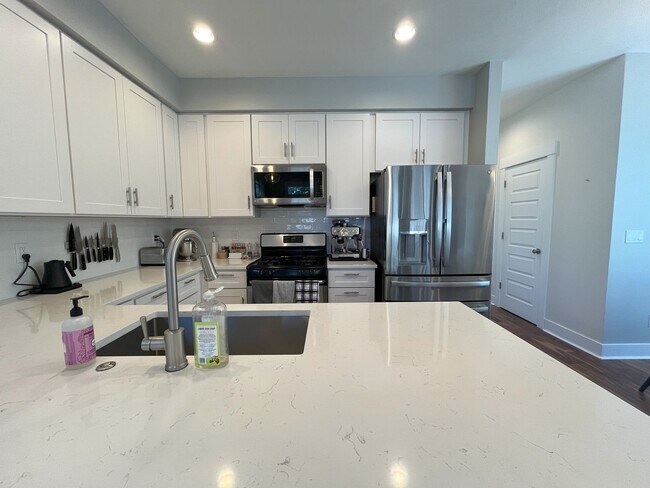 Foto del edificio - Spacious Living Meets Smart Design in This...