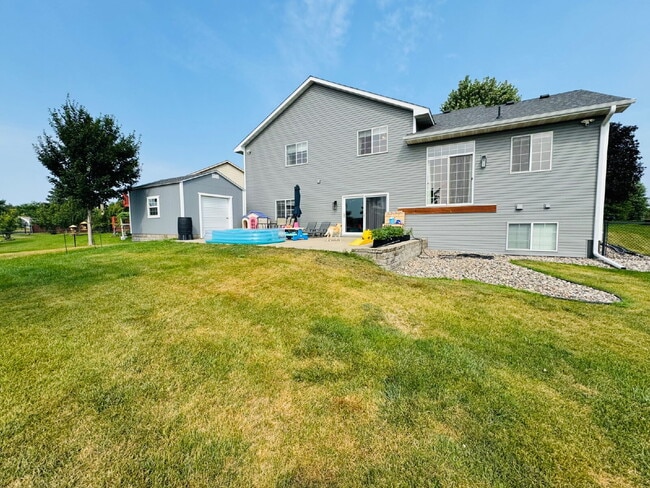 Building Photo - Spacious 4-Bed Shakopee Gem with Granite Finishes & Finished Basement