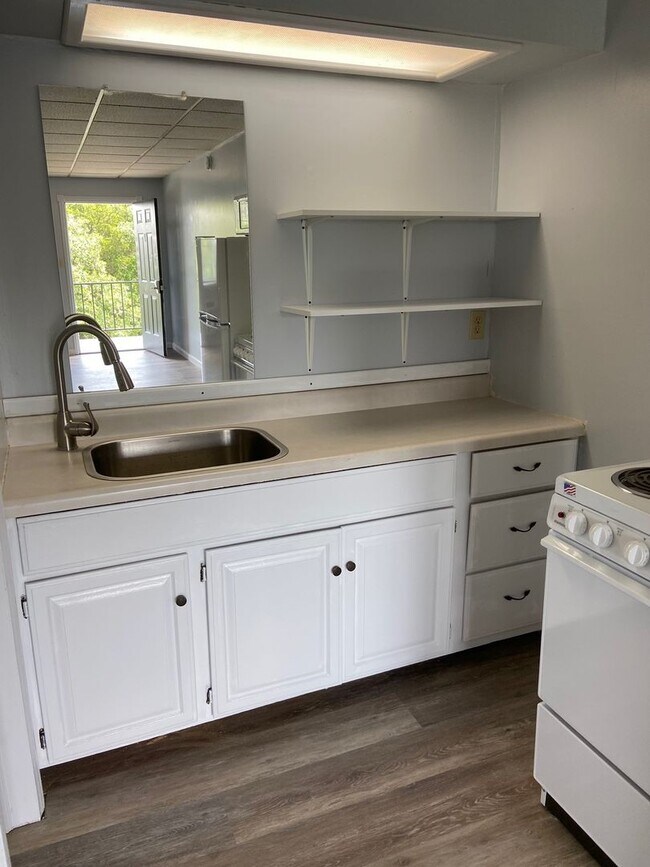 Building Photo - Studio Apartment in Hollister