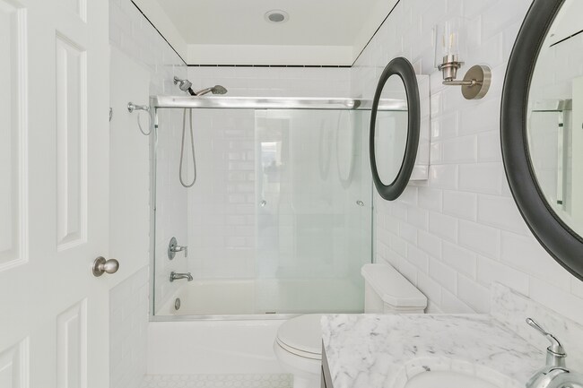 bathroom - 960 Larrabee St