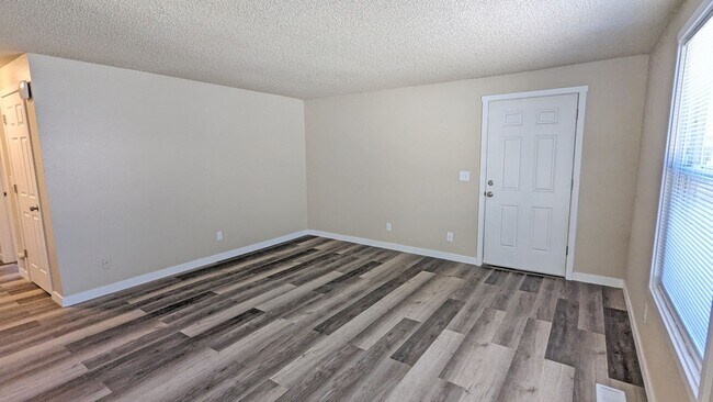 Foto del edificio - 2 bedroom 1 bath duplex