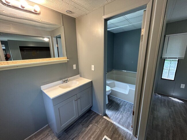 Building Photo - Newly Remodeled 2b/2b in East Asheville