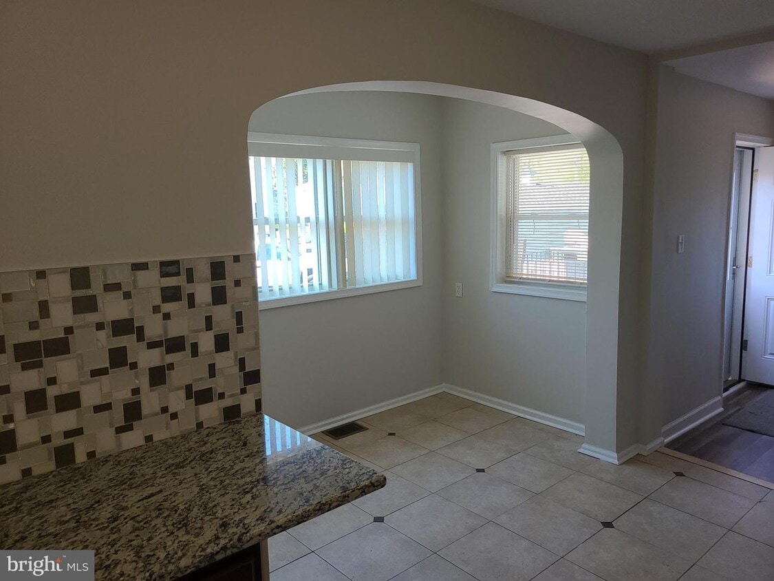 1376 Easton Rd Unit APT 1, Abington, PA 19001 Room for Rent in