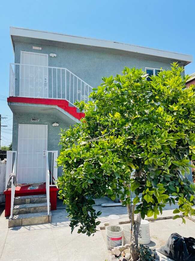 $2,370 al mes - 9607 Avalon Blvd