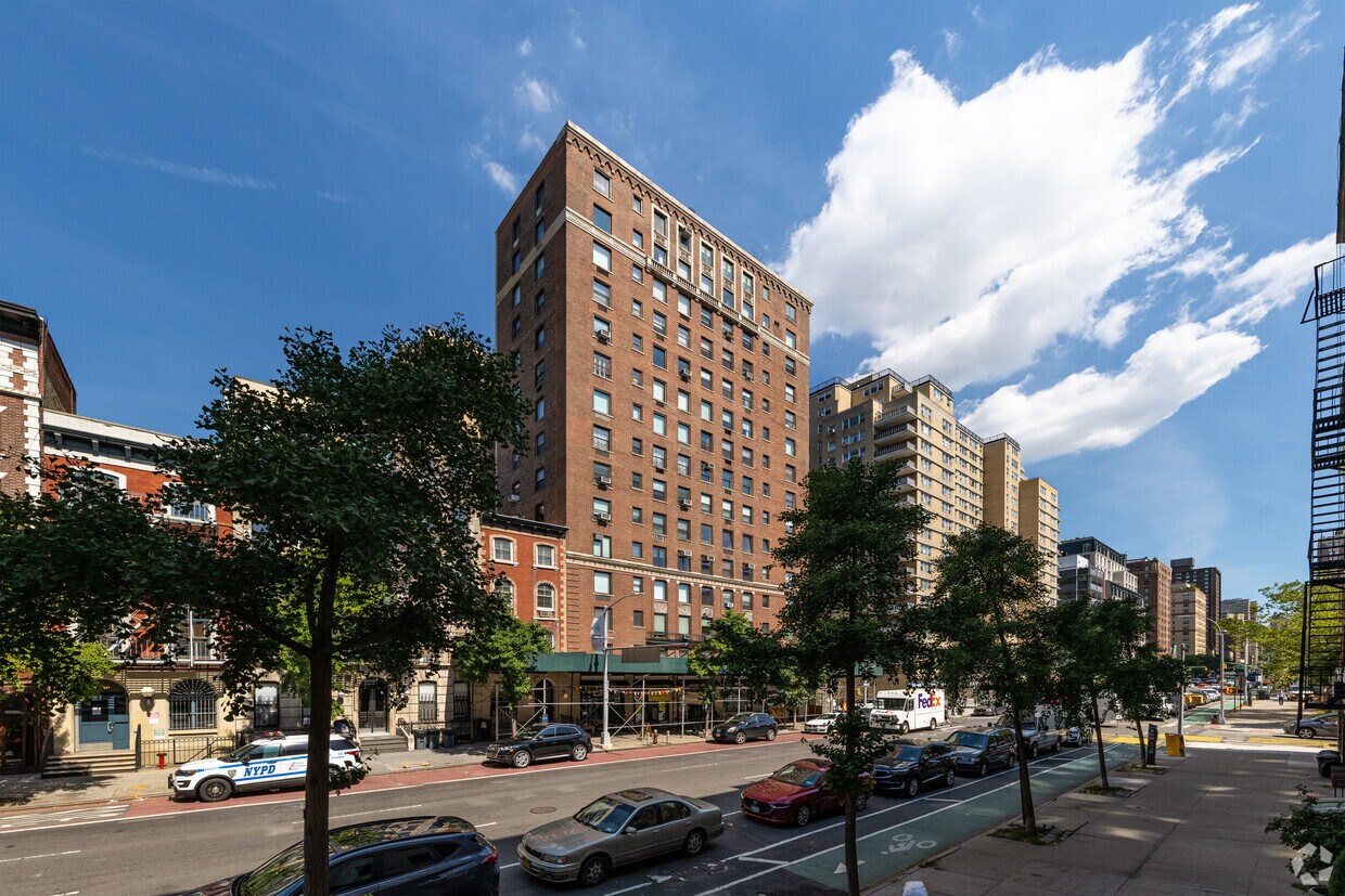 Primary Photo - 242 E 19th St