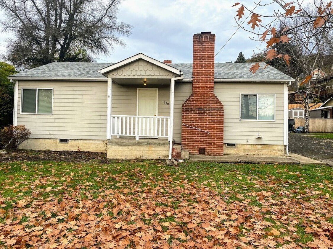 2 br, 1 bath House 1330 NE Klamath Ave House Rental in Roseburg, OR