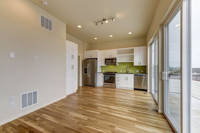 Building Photo - Beautiful 3 bed 2 bath with high end finishes.