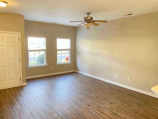 Foto del edificio - Three Bedroom Townhome In Caldwell Station With primary Bedroom On Main