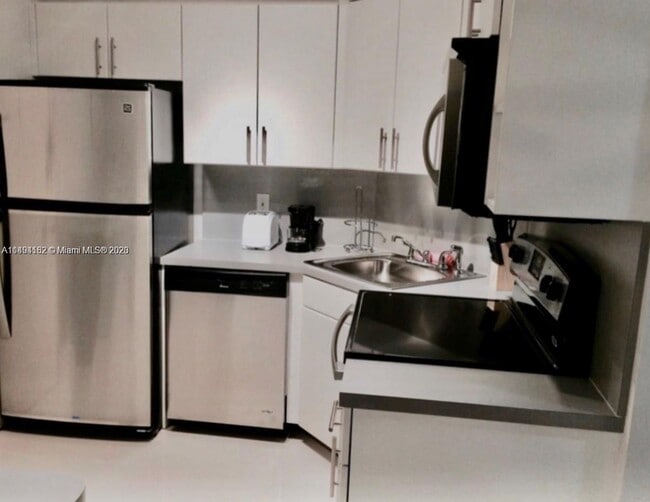 Building Photo - 5225 Collins Ave