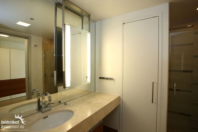 Foto del edificio - Luxurious State of the Art Studio on the 19th Floor of Veer Towers.
