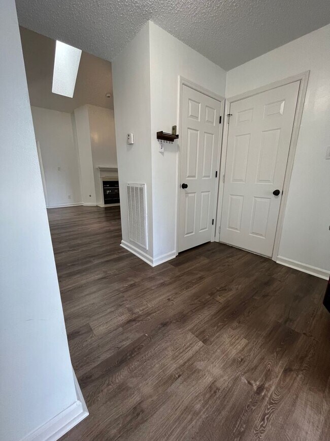 Building Photo - Knoxville 37931 - 2 bedroom, 2 bath home w...