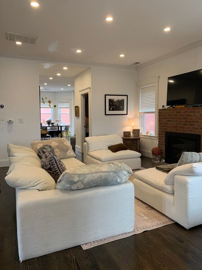 Building Photo - Beautiful 3 bedroom in South Boston