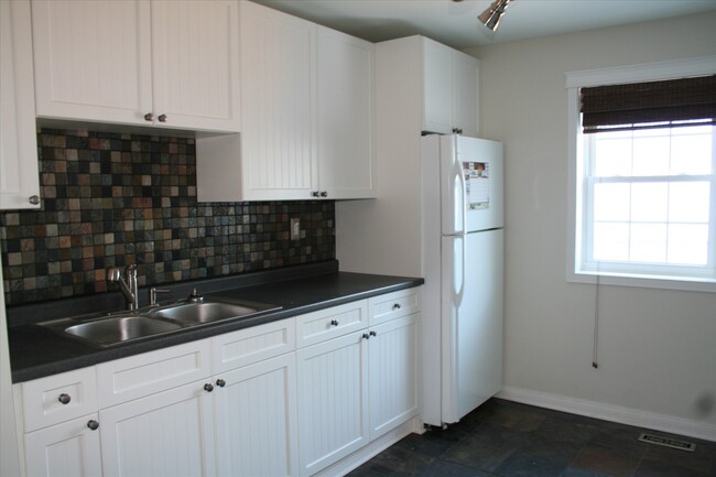 Building Photo - 147 Dumoulin St