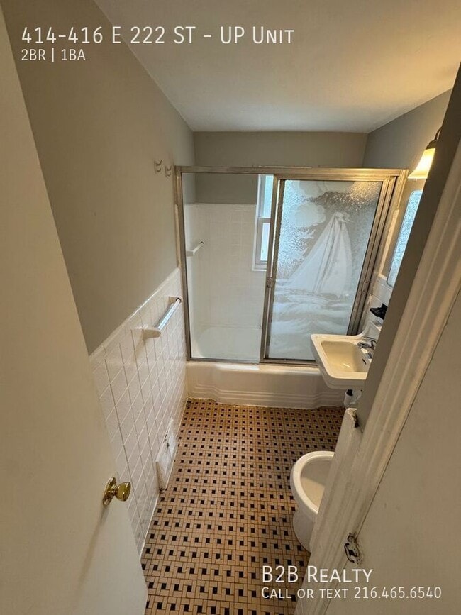 Building Photo - 414-416 E 222 ST-UP Unit