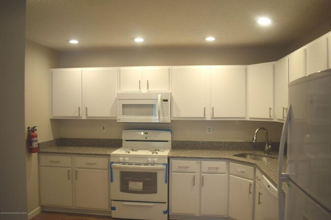 Building Photo - 225 Tulip Ln