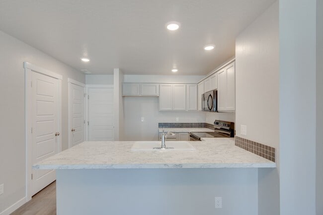 Building Photo - Beautiful, Modern 2 Bedroom Cottage Availa...