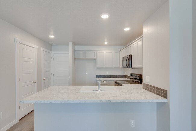 Building Photo - Beautiful, Modern 2 Bedroom Cottage Available!