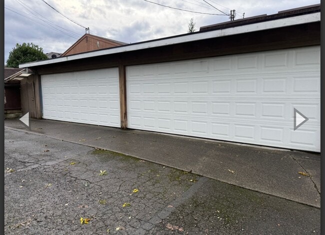 Building Photo - Charming Retro-Style 2BR in Prime Downtown Location