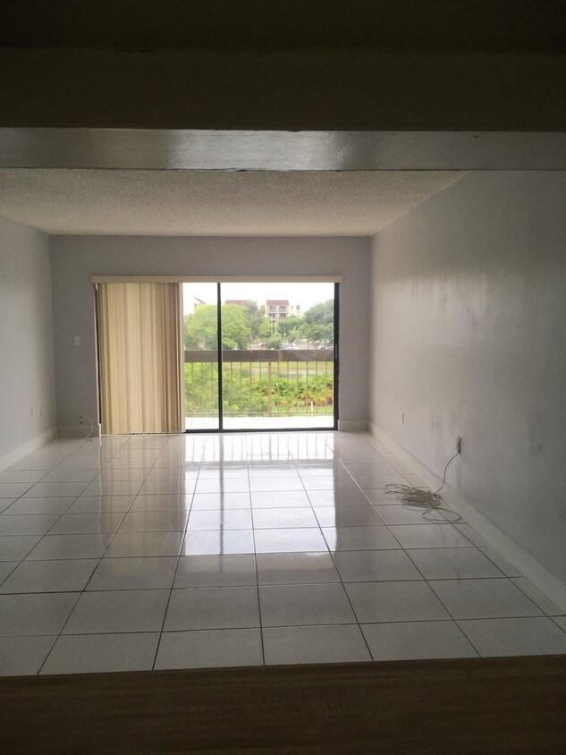 Primary Photo - 8881 Fontainebleau Blvd