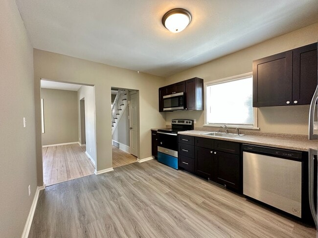 Building Photo - AVAILABLE JUNE - 5 Bed, 2 Bath Newly Renovated Home