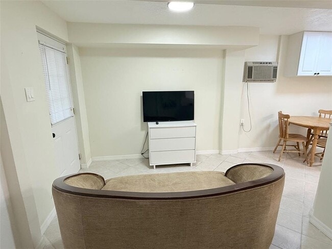 Building Photo - 707 40th St W