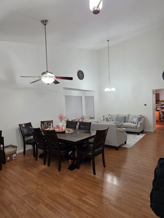 Foto del edificio - 128 N Prairie Falcon Pkwy