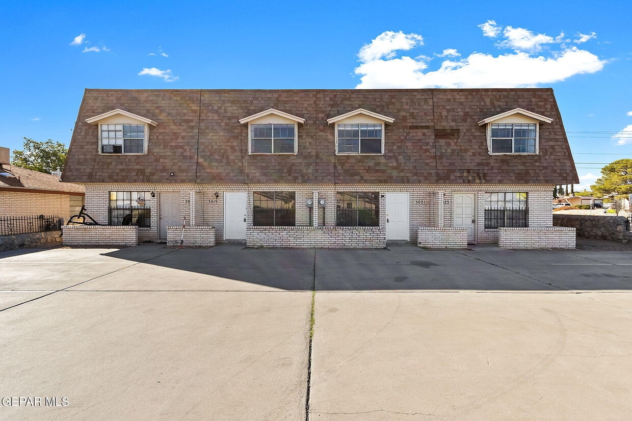 Primary Photo - 3021 E Glen Dr