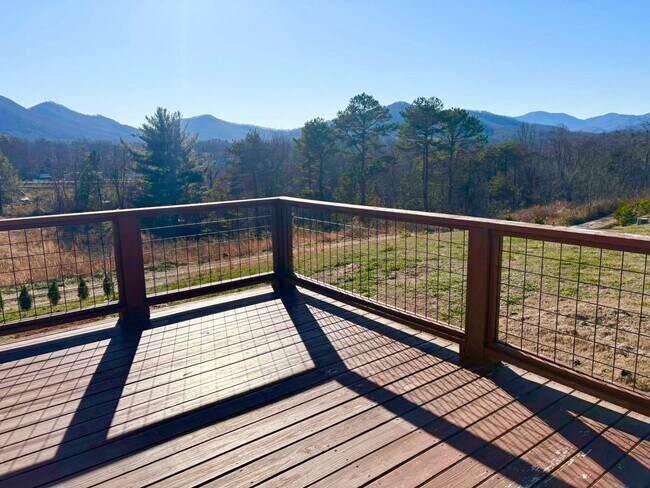 Foto del edificio - Charming 3 Bedroom 2 Bath home, Convenient NW Asheville location!