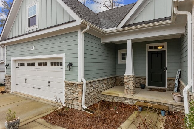 Building Photo - 220 Parrish Ln