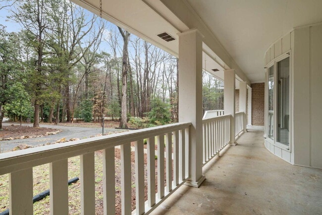 Building Photo - Spacious and Unique 5-Bedroom Home in Chapel Hill!