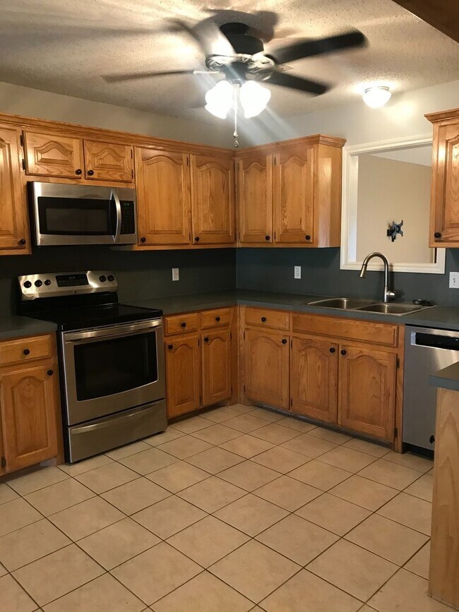 Foto del edificio - Beautiful 4 Bed 2 Bath Available June 5th!!