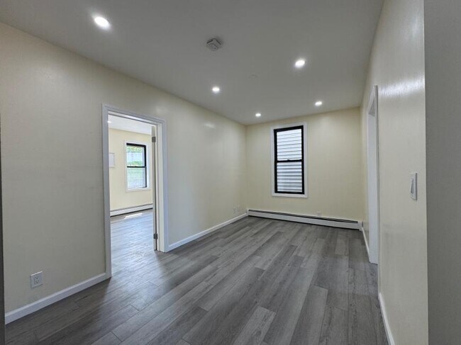 Foto del edificio - 2 bedroom in Brooklyn NY 11211