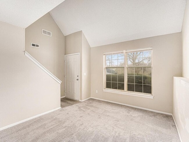 Building Photo - 810 SW Pinebrook Village Ct