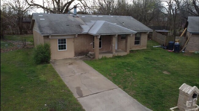 Foto del edificio - Charming 4-Bedroom Home with Spacious Yard!