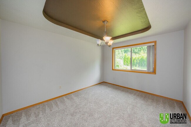 Building Photo - Spacious 4 bedroom and 3 bathroom house fo...