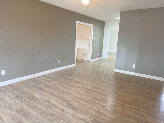 Foto del edificio - 1801 E 2nd St