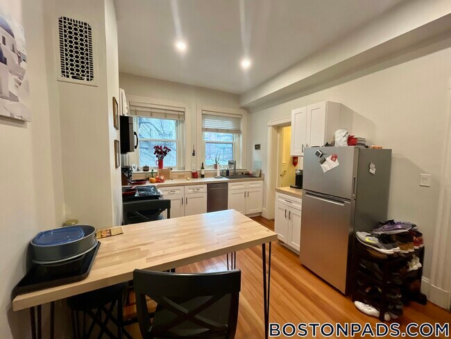Building Photo - 917 Beacon St