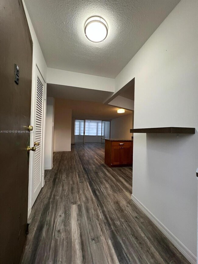 Foto del edificio - 1680 NE 191st St