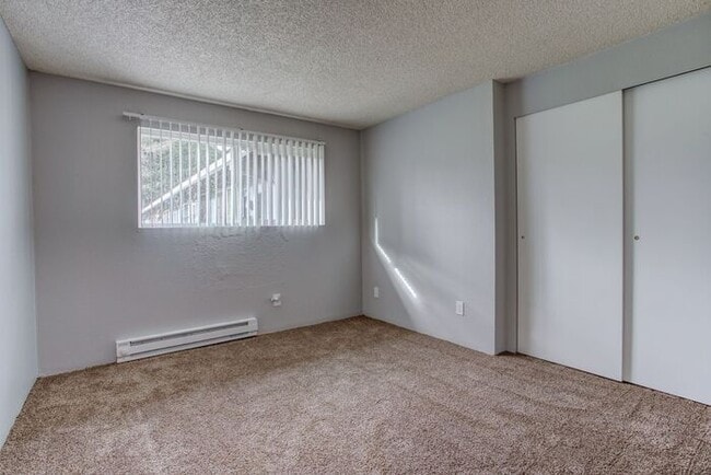 Building Photo - Court Yard Setting - Single Level 2 bdrm/1...