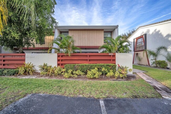Building Photo - 3021 Oaktree Ln