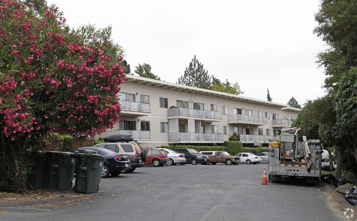 Primary Photo - Hilridge Apartments