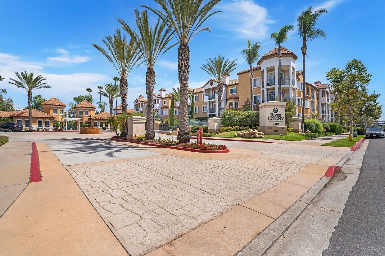 Foto principal - Stylish Furnished 2BR/2BA Condo with Resor...