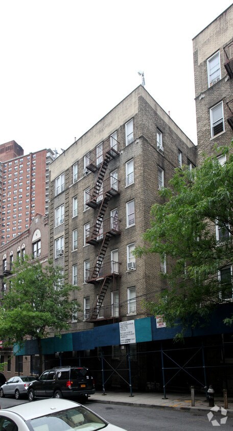 Foto del edificio - 9-15 Adrian Ave
