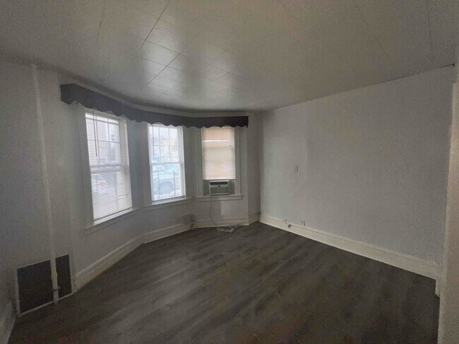 Building Photo - 618 Van Nest Ave