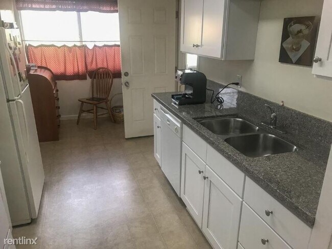 Building Photo - 832 Hanover St