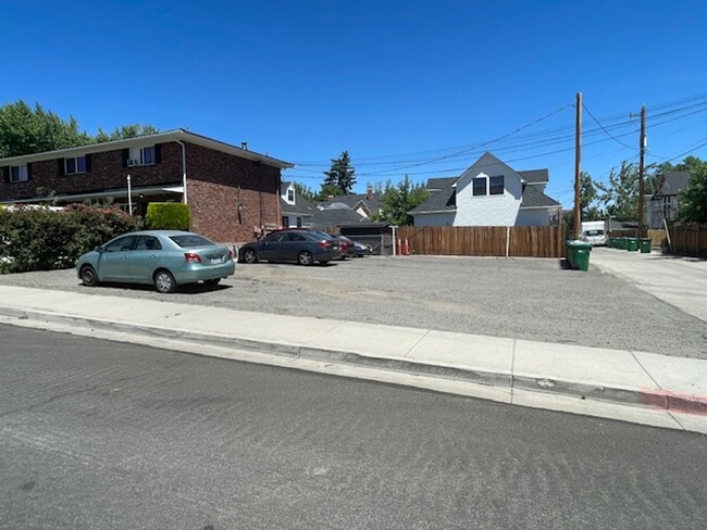 Building Photo - Remolded Mid-Town / South-West location wi...