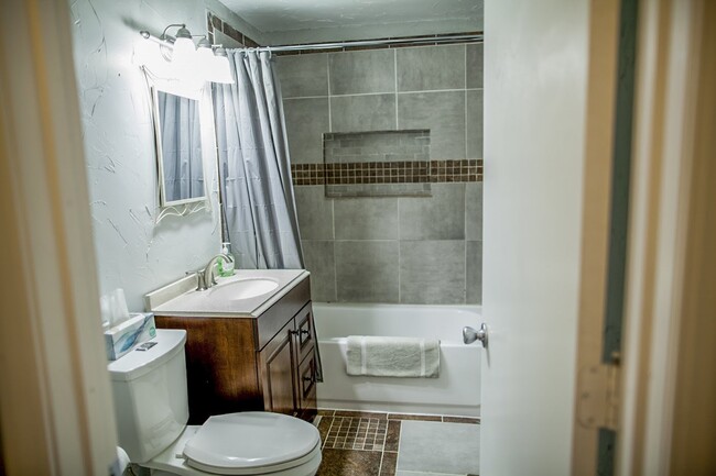 Building Photo - 903 S 6th